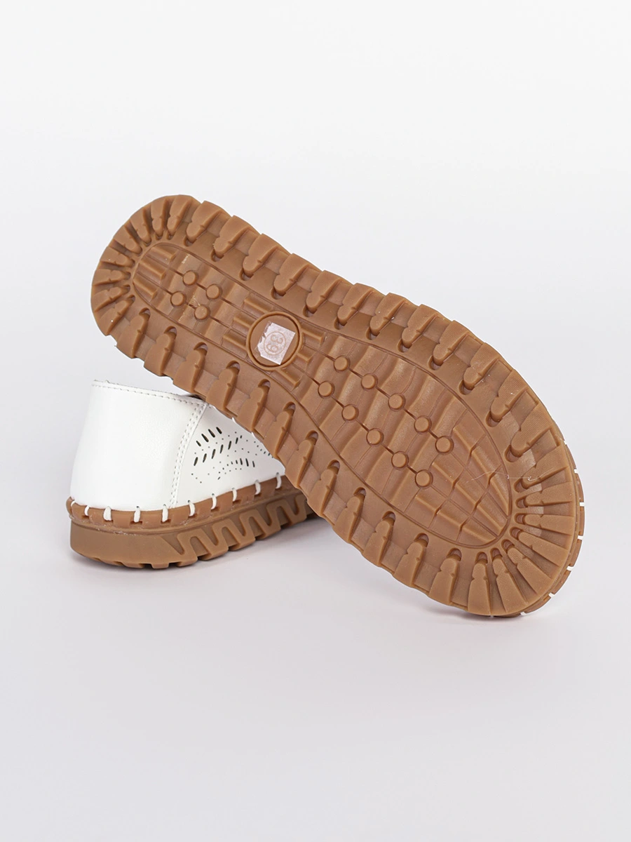 Туфли белого цвета с эластичной шнуровкой